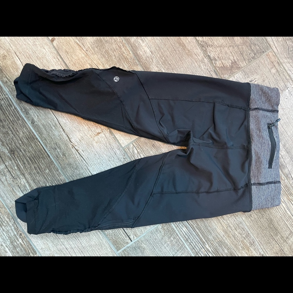 Size 2 Lululemon high wasted crop legging 9”